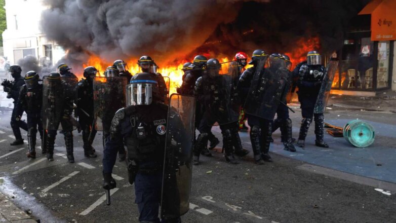 Беспорядки во Франции продолжаются пятую ночь подряд