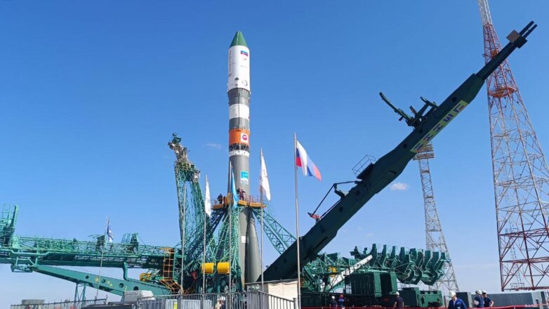 Ракету с кораблем "Прогресс МС-23" установили на старт на Байконуре