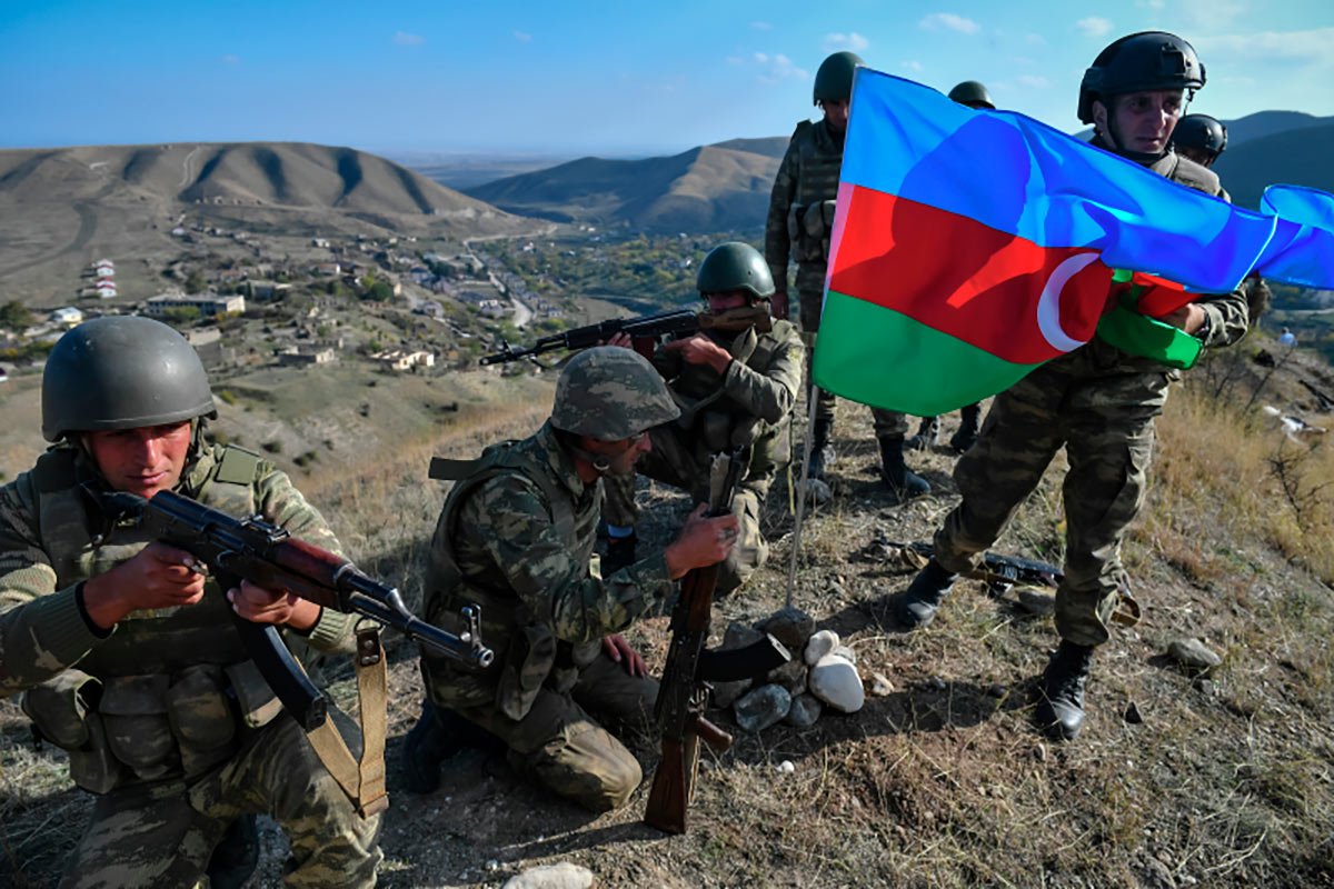 Военнослужащие азербайджанской армии во время реконструкции водружения государственного флага у села Талыш