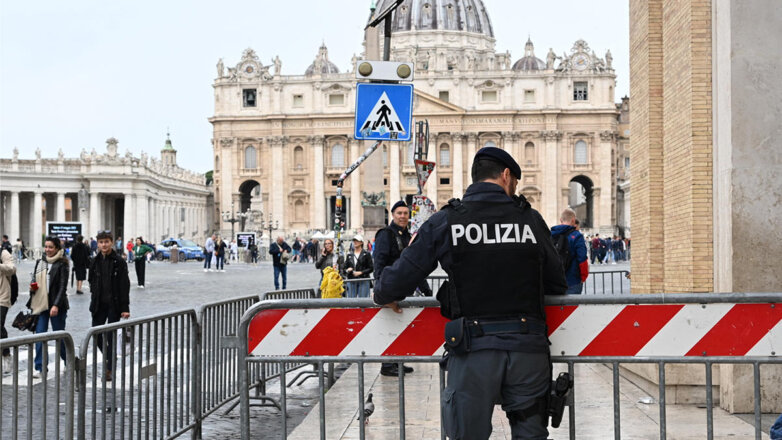 Сотрудник полиции на въезде в Ватикан