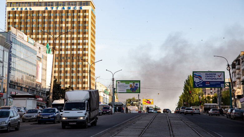 Столб дыма после падения ракет, выпущенных по Луганску
