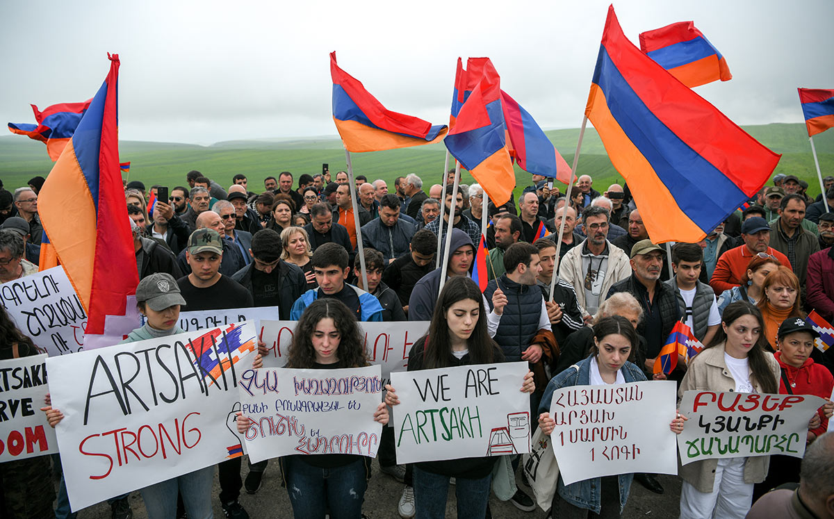 Участники протестной акции на армянско-азербайджанской границе