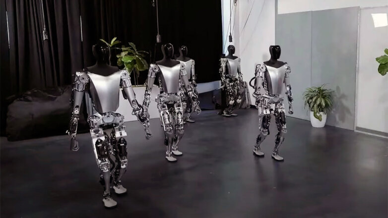 Робот Optimus от Tesla научился ходить и перекладывать хрупкие предметы