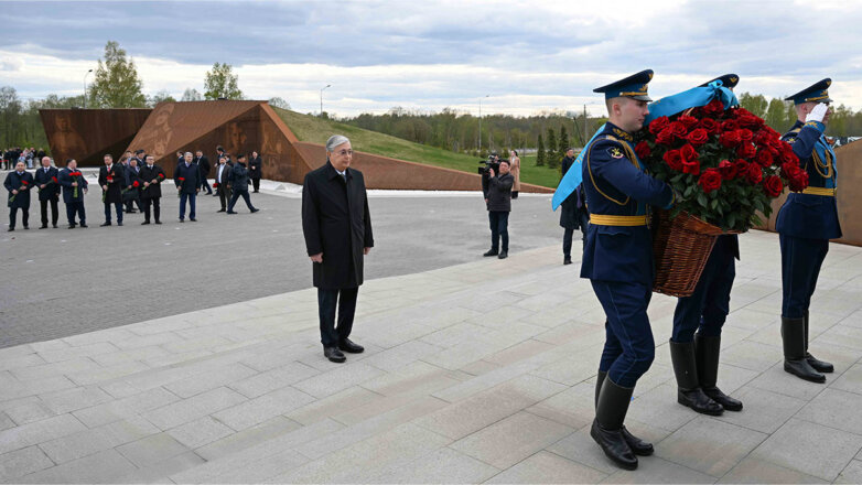 Благодарная память потомков: президент Казахстана встретил 9 мая в России