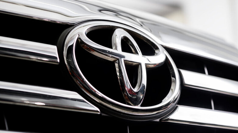 Чистая прибыль Toyota за финансовый год упала на 14%