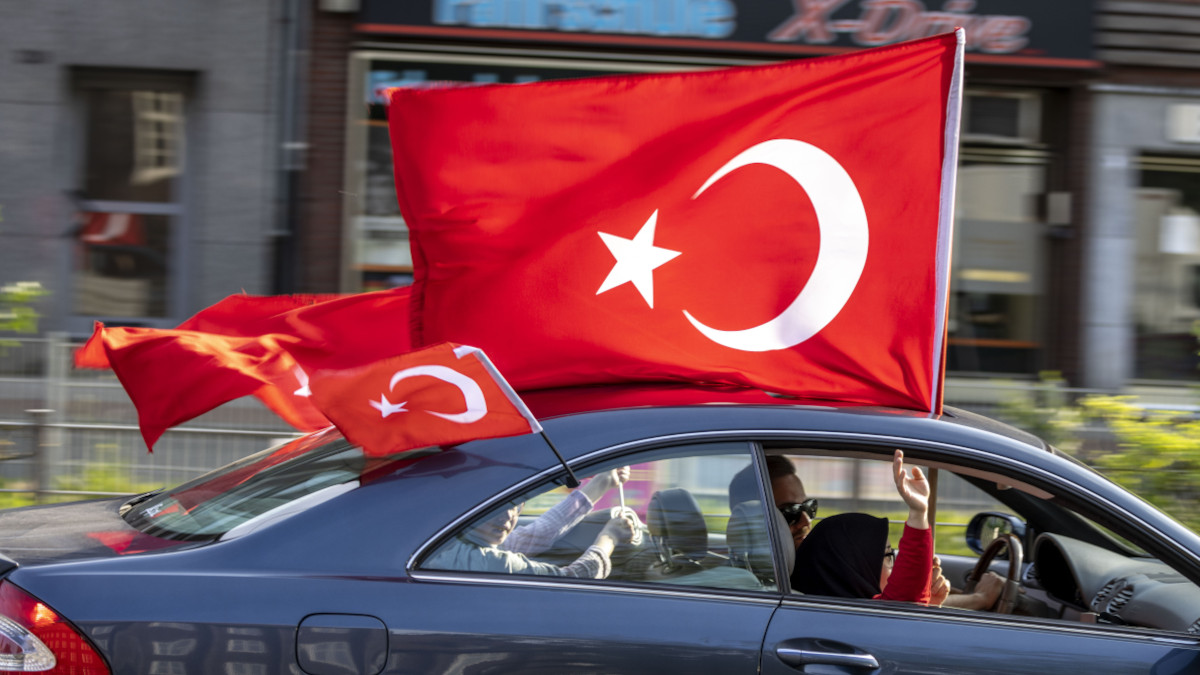 Толпа сторонников Эрдогана собралась у офиса правящей партии Турции в Стамбуле