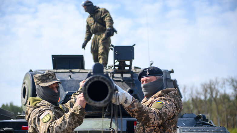 Украинские солдаты работают над танковой пушкой основного боевого танка Leopard 1 A5