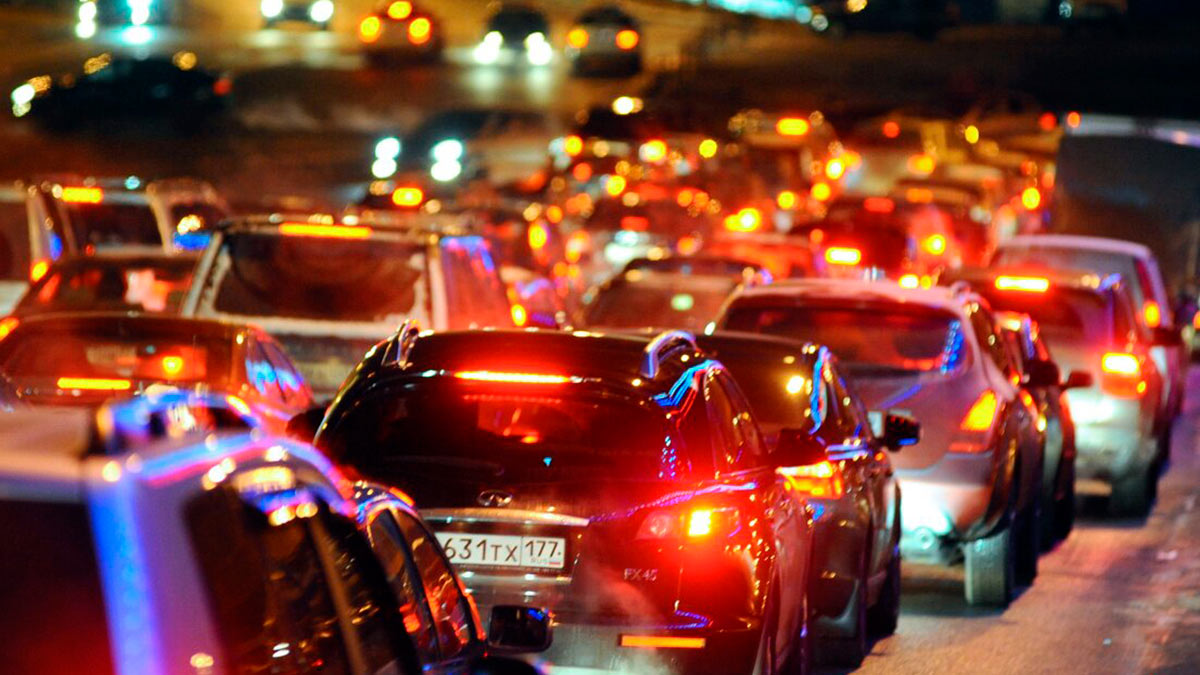 Москвичей предупредили о вечерних пробках на дорогах до 8 баллов