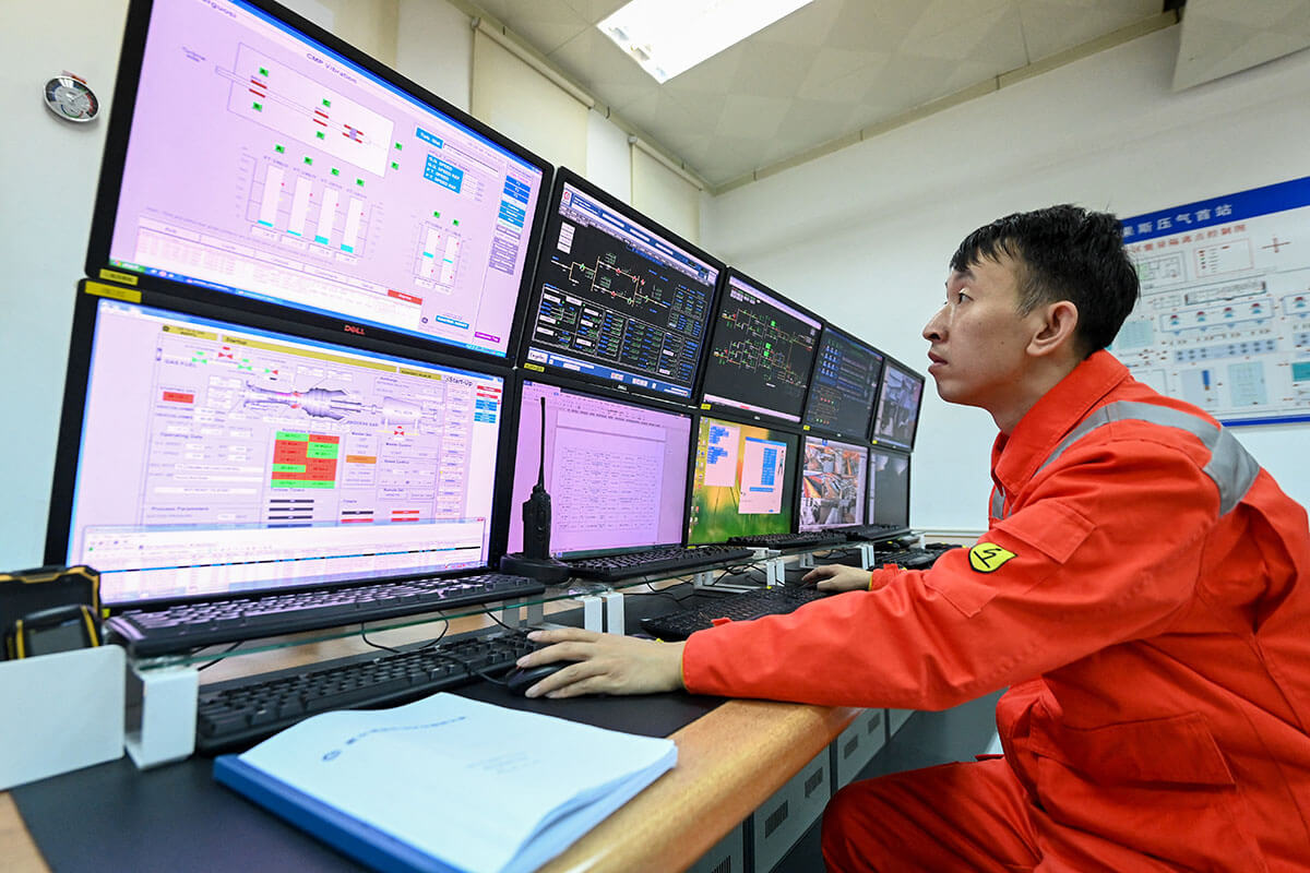 Сотрудник регулирующего органа проверяет параметры системы на компрессорной станции "Хоргос" газопровода Китай-Центральная Азия