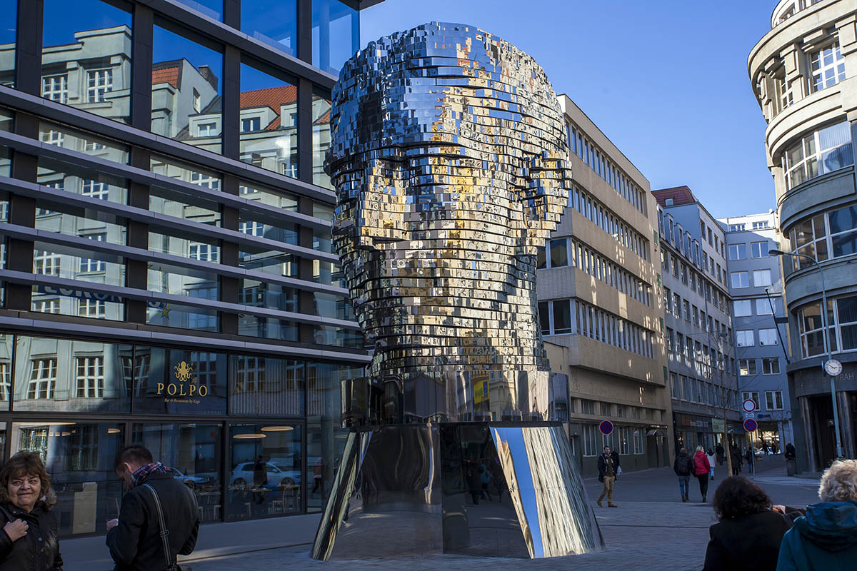 Многоуровневая передвижная скульптура Франца Кафки в Праге