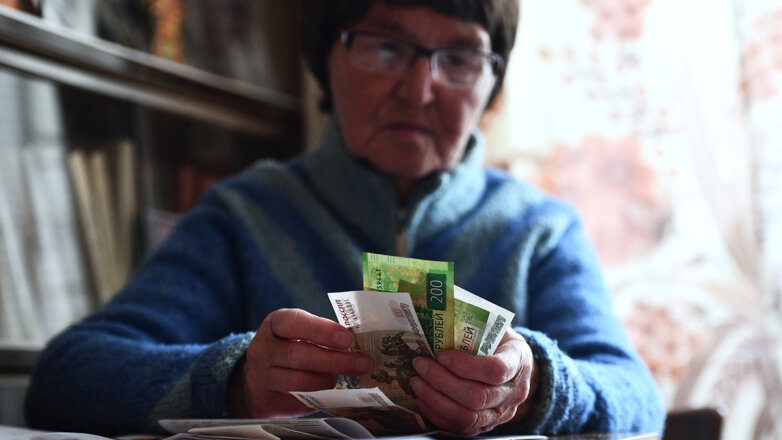Женщина держит в руках деньги