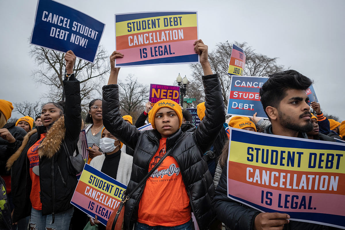 Митинг сторонников списания студенческих долгов у здания Верховного суда США в Вашингтоне