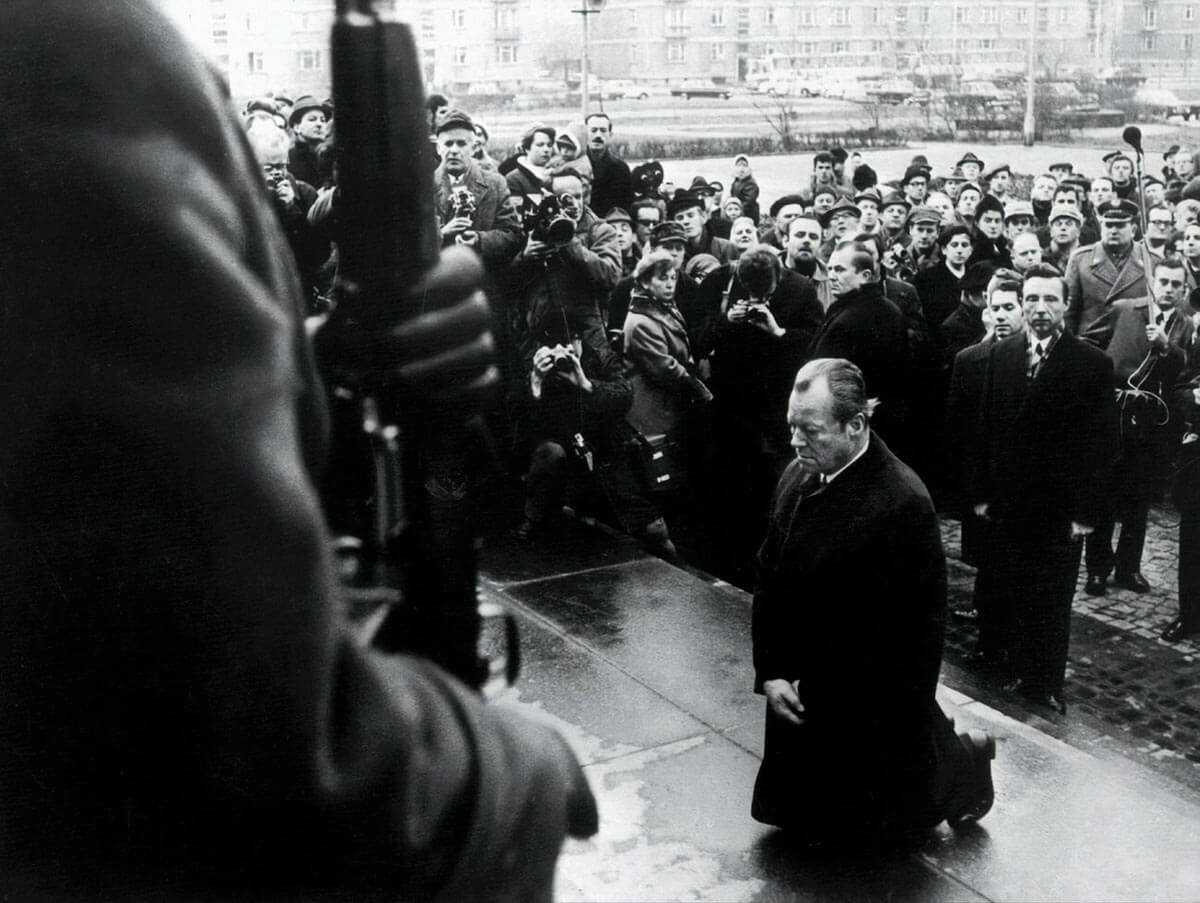 Канцлер Германии Вилли Брандт преклоняет колени перед мемориалом в бывшем еврейском гетто в Варшаве