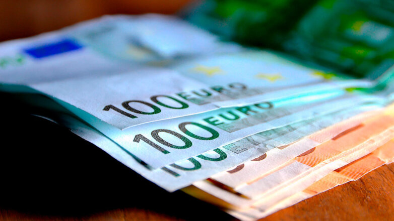 Курс евро превысил 102 рубля впервые с 20 июля
