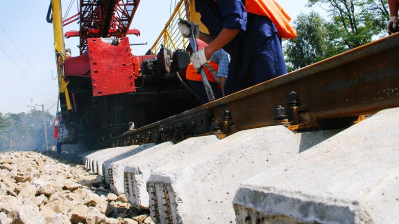 Железнодорожное сообщение между РФ и Абхазией приостановили из-за повреждения путей