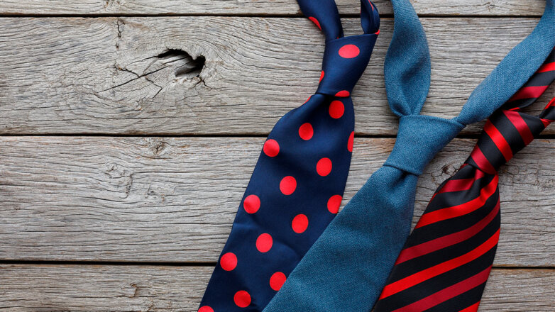 Стилист Рогов перечислил необычные способы носить галстук