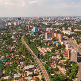 В Воронеже осколки БПЛА повредили административное здание и коммунальный объект