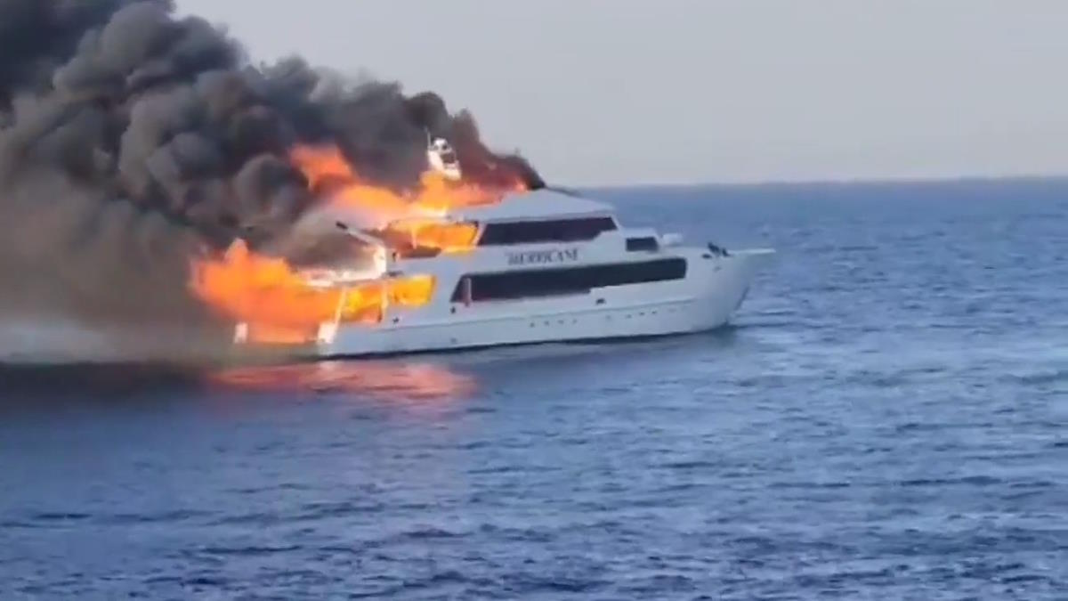 Яхта с туристами загорелась у 