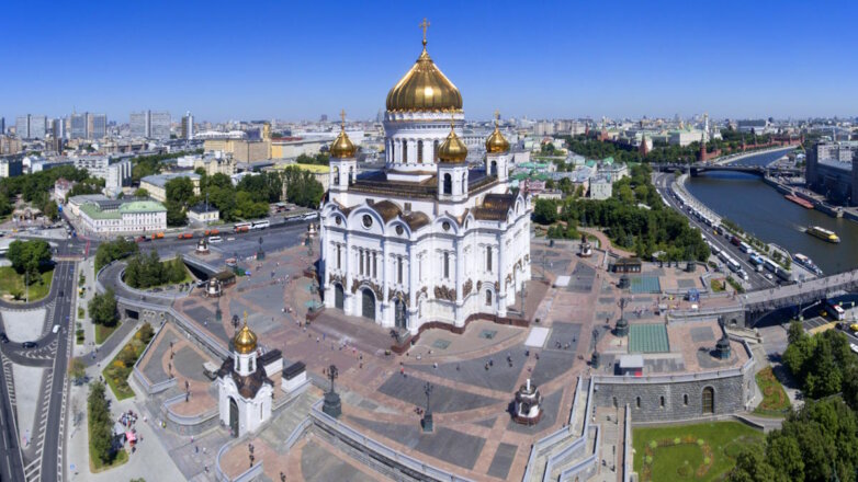 В храме Христа Спасителя в Москве установили витрину для "Троицы"