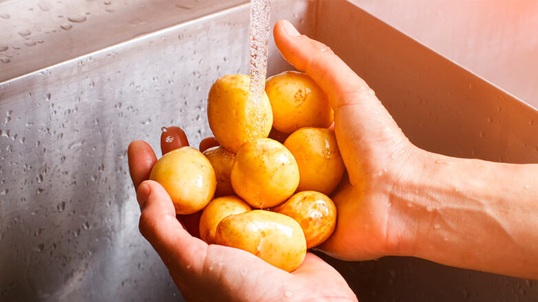 Блогер рассказала, как очистить килограмм молодого картофеля без ножа за 5 минут