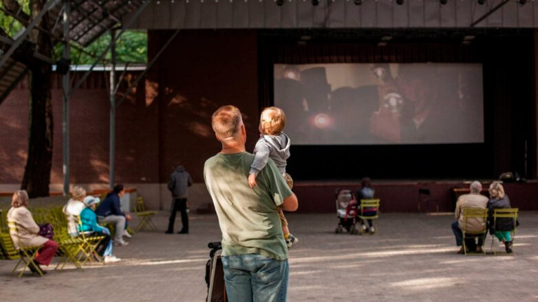 В парках Москвы открываются летние кинотеатры