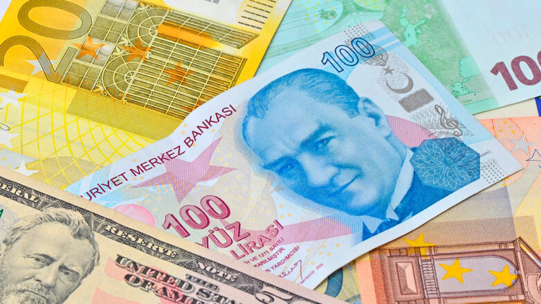 Турецкая лира продолжила падать по отношению к доллару и евро