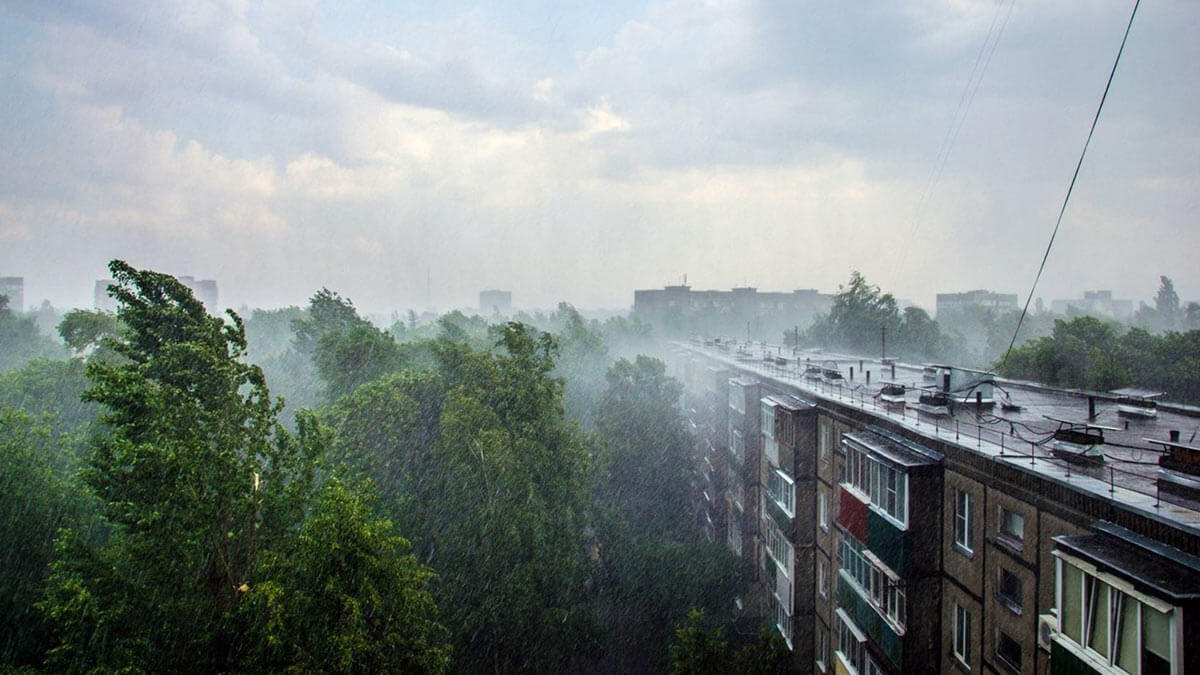 В Москве объявили экстренное предупреждение из-за грозы, града и шквалистого ветра