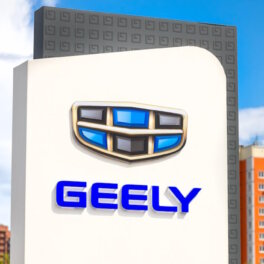 Разогнали слухи: китайский автогигант Geely остается в России и никуда не уходит