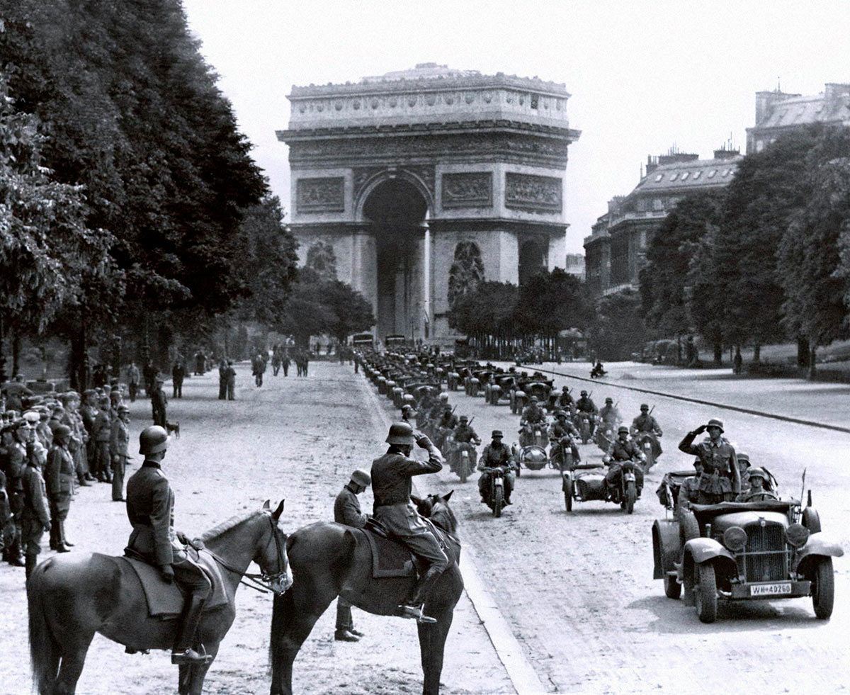 Немецкие солдаты в Париже в 1940 году