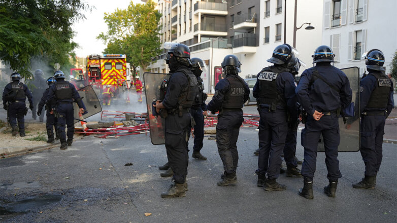 Президент Франции осудил действия убивших подростка полицейских