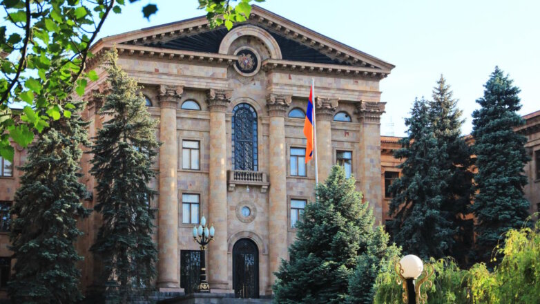 СМИ: в Армении внедрят систему призыва женщин на военную службу