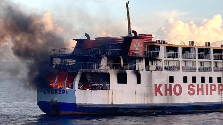 Пассажирский паром с 120 людьми на борту загорелся у берегов Филиппин