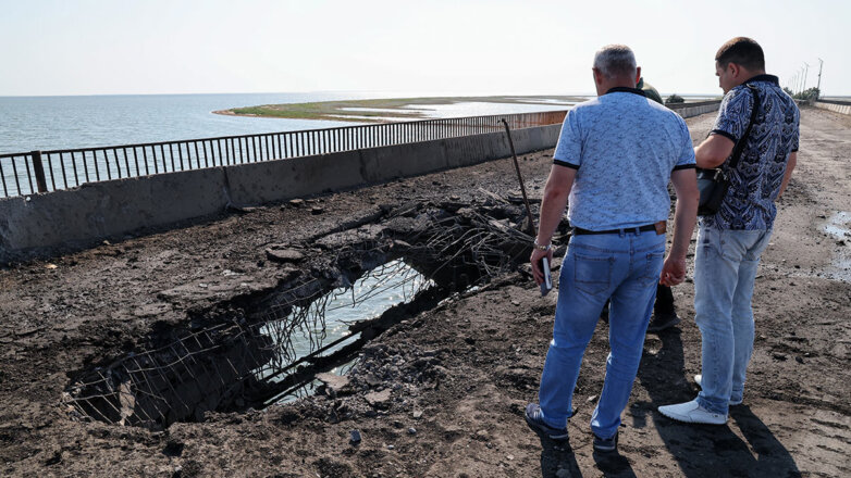 Последствия обстрела моста между Херсонской областью и Крымом