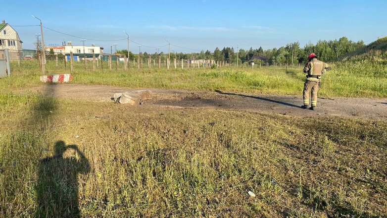 Беспилотник упал на трактор жителя Курской области