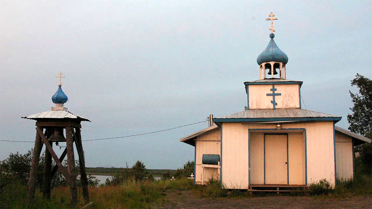 Православные церкви и кладбище эскимосов-юпик в пос. Пайлот Стейшн