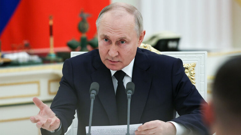 Путин назвал сложным вопрос о единой валюте БРИКС