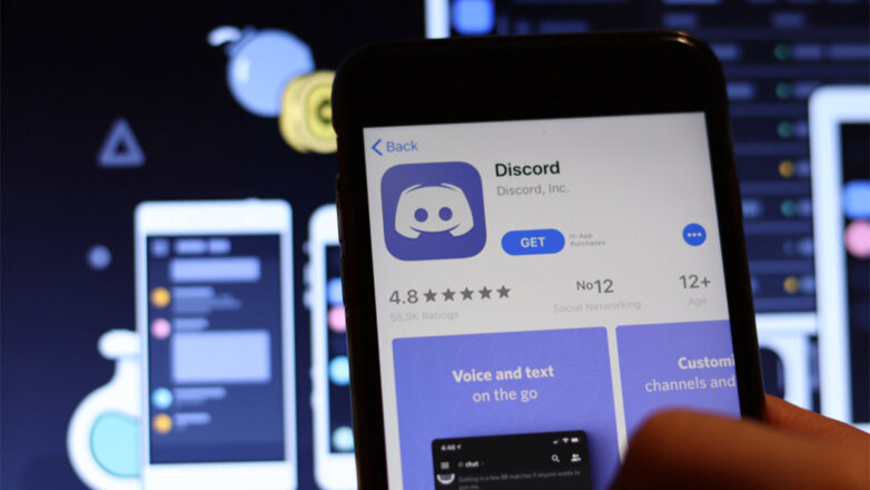 Приложение Discord на экране мобильного телефона