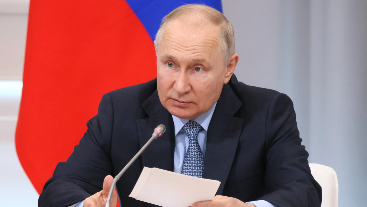 Путин указал на важность повышения обороноспособности РФ не в ущерб развитию экономики