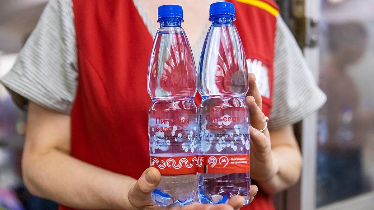 На автовокзалах и автостанциях Москвы из-за жары начали бесплатно раздавать воду