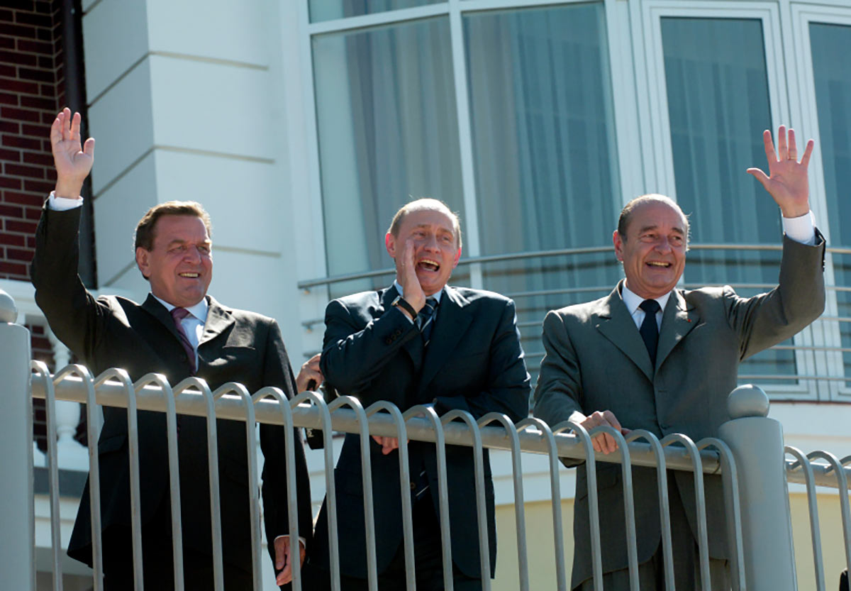 Федеральный канцлер ФРГ Герхард Шредер, президент России Владимир Путин и президент Франции Жак Ширак
