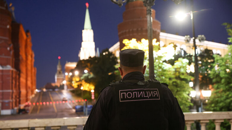 Сотрудник полиции в центре Москвы