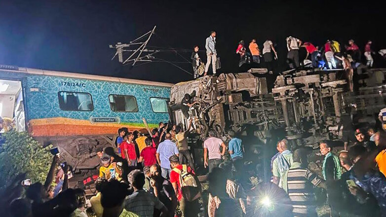 СМИ: в Индии при столкновении поездов погибли 70 человек