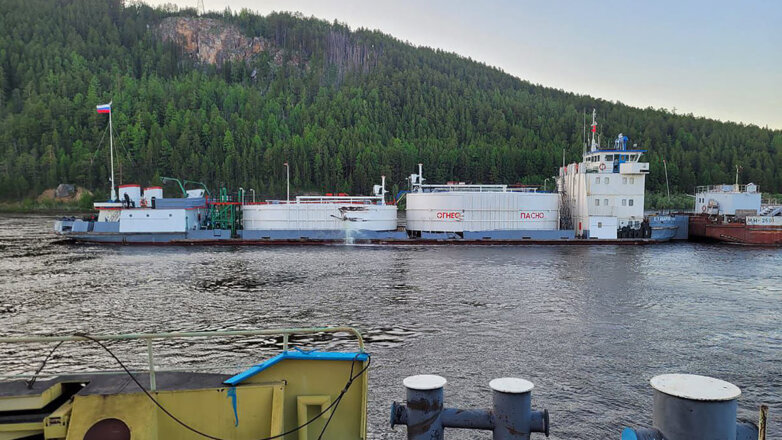 Вызвавший ЧП на реке Лена танкер "Ерофей Хабаров" передали на ответственное хранение