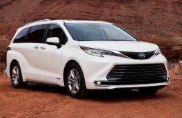 В России появилась новая Toyota Sienna 2023 года