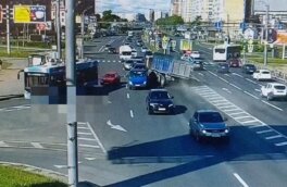 В Петербурге 12 человек оказались в больнице после утреннего массового ДТП