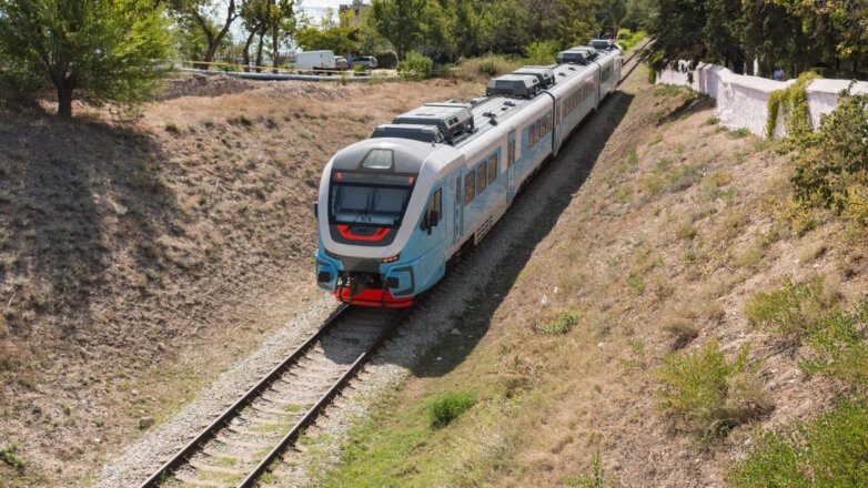 В Крыму восстановили движение поездов после повреждения железнодорожного полотна