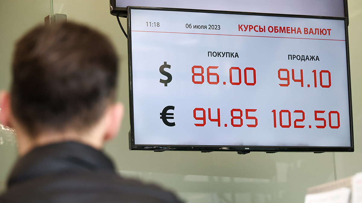 Снова вниз: названа глубина возможного падения рубля