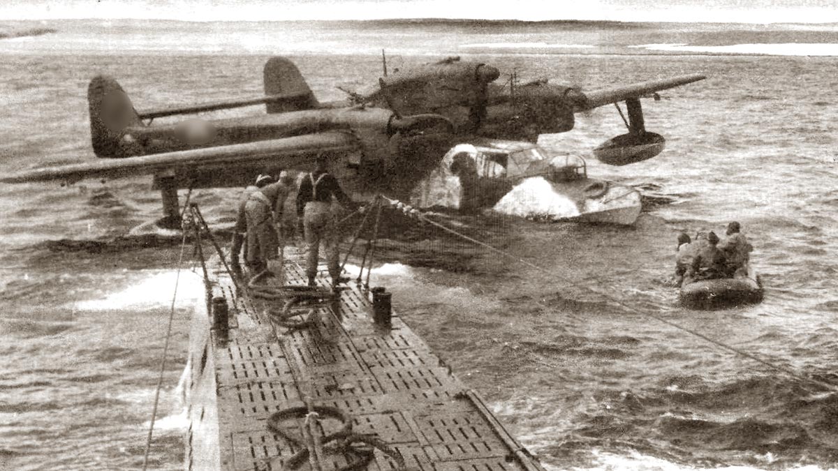 U-255 заправляет гидросамолет. Новая Земля, 1943г.