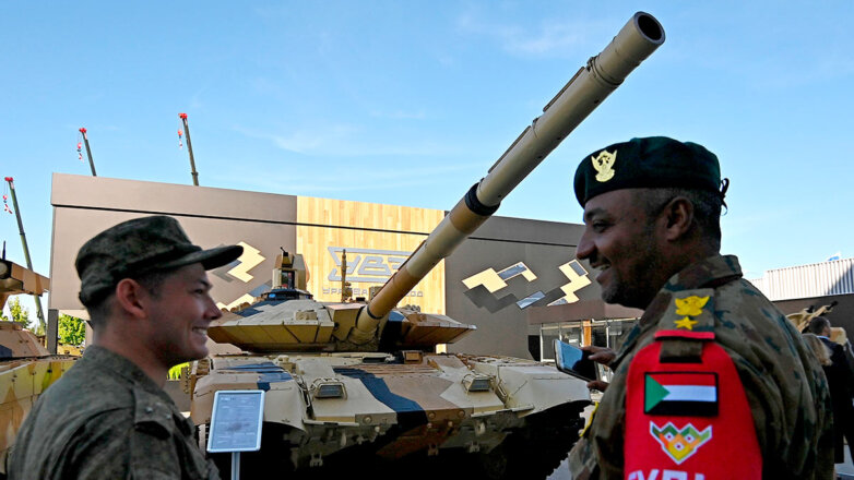 Танк Т-90МС представлен на выставке вооружений в рамках Международного военно-технического форума 