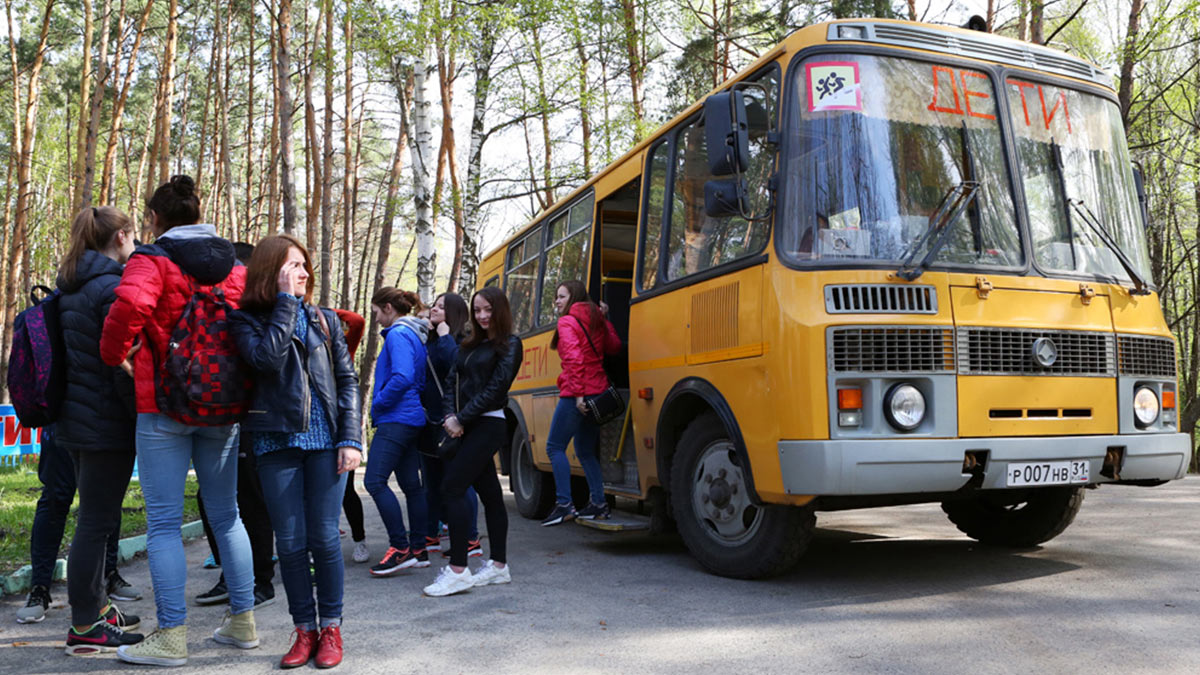Автобусы дети новый. Автобус для детей. Автобус для перевозки детей. Автобус в детский лагерь. Школьный автобус дети.